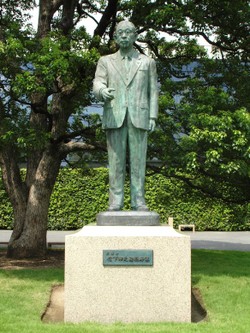 Konosuke_matsushitas_statues