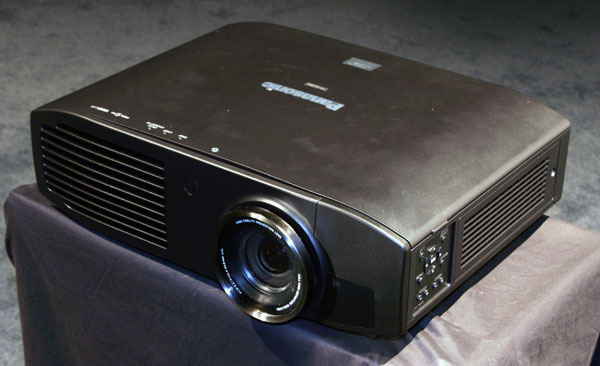Panasonic PT-AE7000: primer proyector 3D en utilizar un sistema de paneles  LCD transparentes a 480Hz