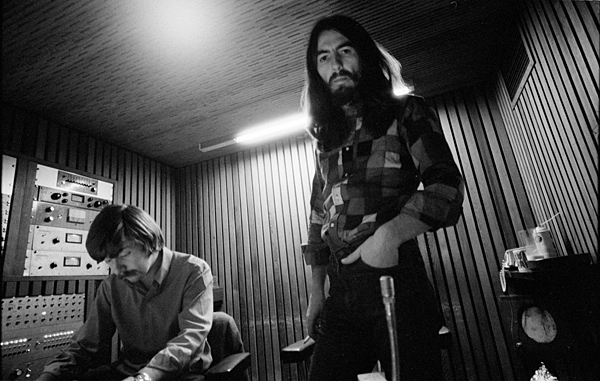 821hari_George-Harrison-and-Ken-Scott-ATMP-Photo-by-Richard-DiLello